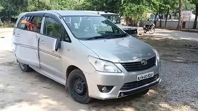 Video : कार के शीशे साफ कर रहे चालक को पीछे से आ रही एक कार ने मारी, चालक की मौत