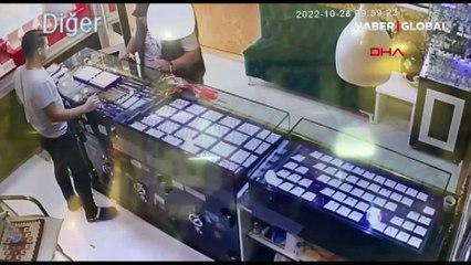 İstanbul'da el çabukluğuyla kuyumcudan 100 bin liralık altını böyle çaldılar