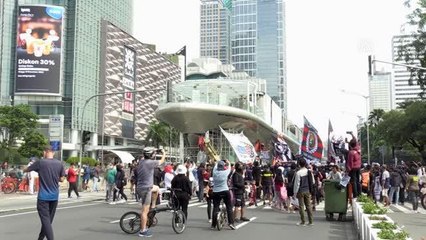 Endonezya'da futbol taraftarları Kanjuruhan Stadyumu'nda yaşanan izdiham için protesto düzenledi