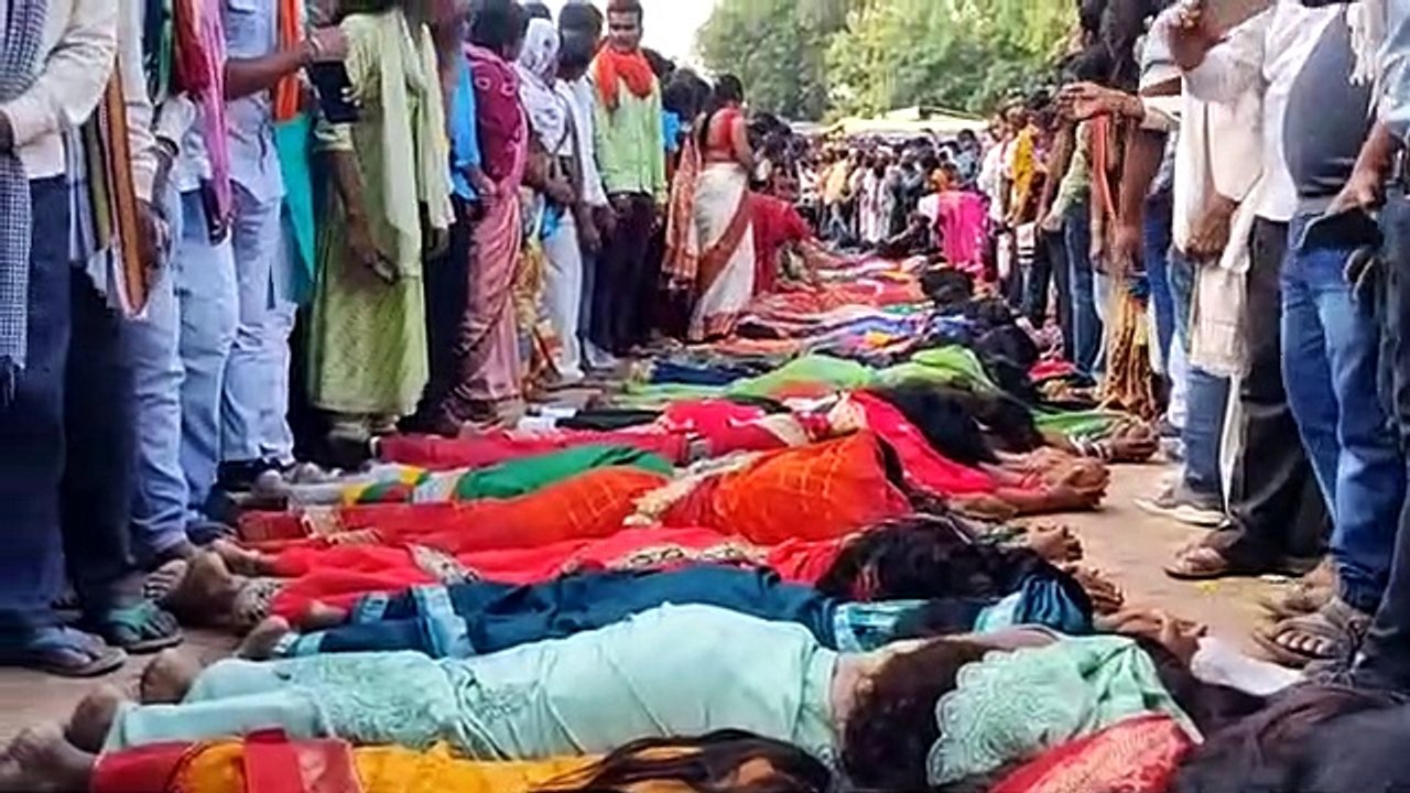 देखिए कैसे सैकड़ों महिलाओं की पीठ पर चले बैगा, संतान प्राप्ति के लिए अनोखी परंपरा... मां अंगारमोती के मंदिर में उमड़ी भारी भीड़