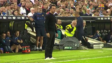 Eufórica reacción de Xavi y todo el banquillo del Barça tras el gol de Lewandowski / FCB