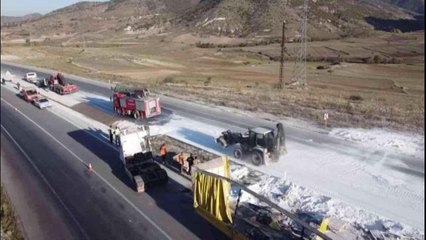 Devrilen tırdan yola saçılan nişastalar böyle temizlendi