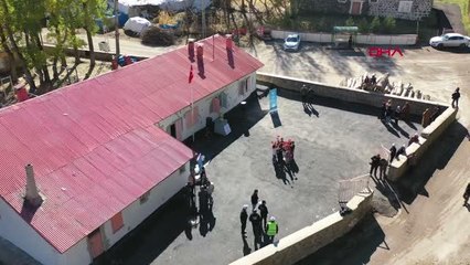 BELEDİYE BAŞKANI, AİLESİ VE ÖĞRENCİLERLE KÖY OKULUNU BOYADI