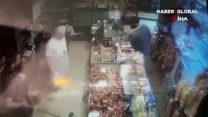 Fırında bıçaklı gasp kamerada! Kadını korkutup kasadan para çaldı, tepki gösterilince paraları fırına iade etti