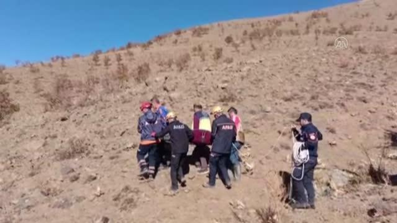 Kayalık arazide avlanırken ayağı kırılan avcıyı ilkyardım ekipleri kurtardı