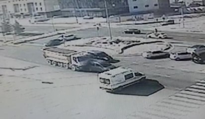 KAZADA YARALANANLARI TAŞIYAN AMBULANSA DA İKİ ARAÇ ÇARPTI