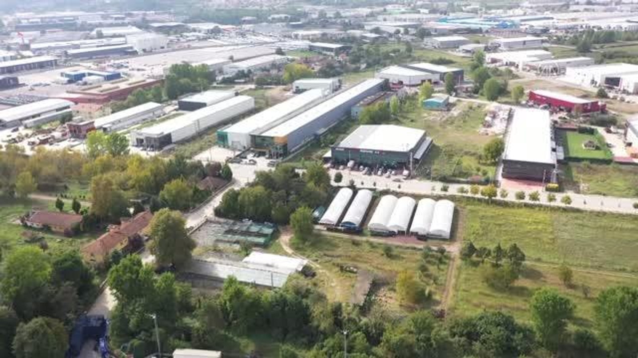 Çiçek yetiştirip galoş üreten "özel öğrenciler" beceri kazanıyor