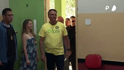 Bolsonaro vota nos primeiros minutos da eleição