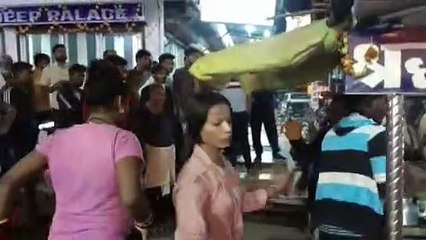 Satna News : किन्नरों ने युवक को घसीटते हुए लात घूंसे से की पिटाई, मिमियाता रहा मनचला