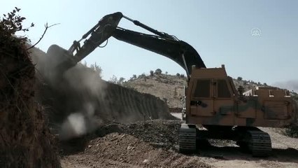 Pençe-Kilit operasyonu bölgesinde görev yapan Mehmetçiğin ikmal ve iaşesinin temini için yol açma çalışmaları sürüyor