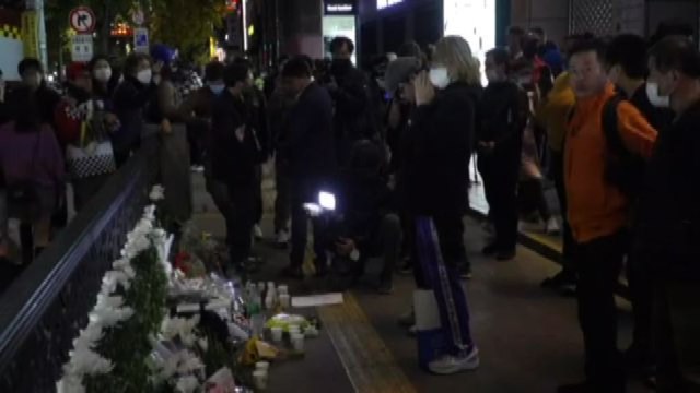 Lacrime, fiori e candele per le vittime della strage a Seul