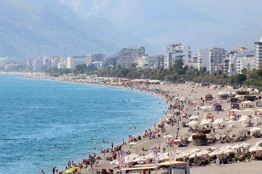 Antalya'da hava ve deniz suyu sıcaklığı 25 derece; sahil dolu