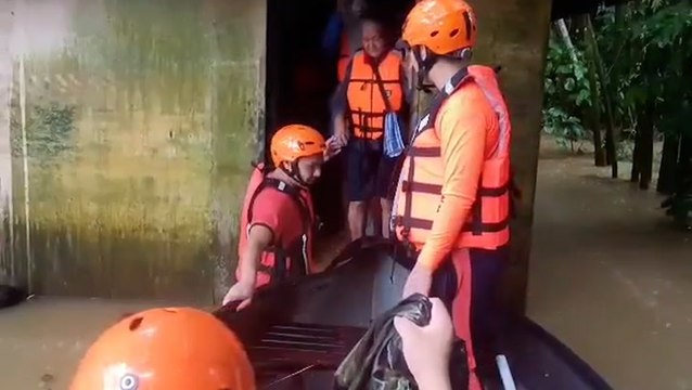 Tropical storm Nalgae: Trapped family rescued from roof of flooded house in Philippines