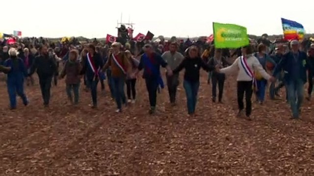 Франция: протесты против плотины обернулись столкновениями с полицией