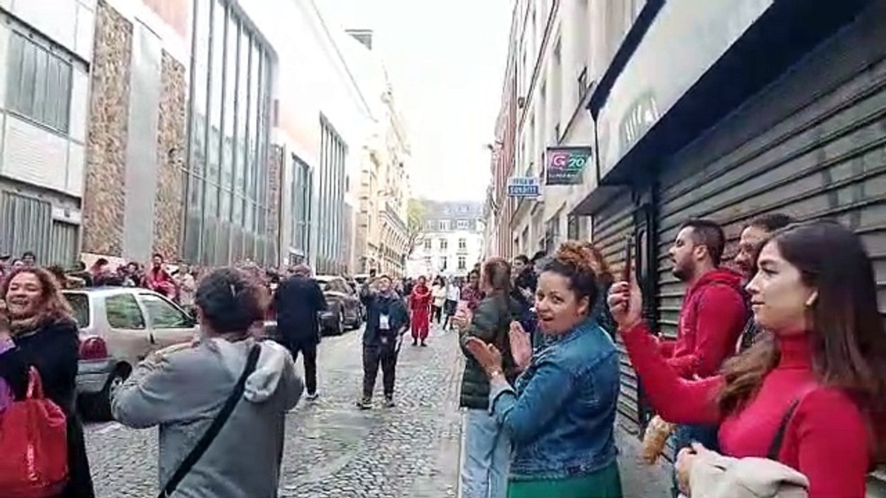 Brasileiros enfrentam fila para votar em Paris