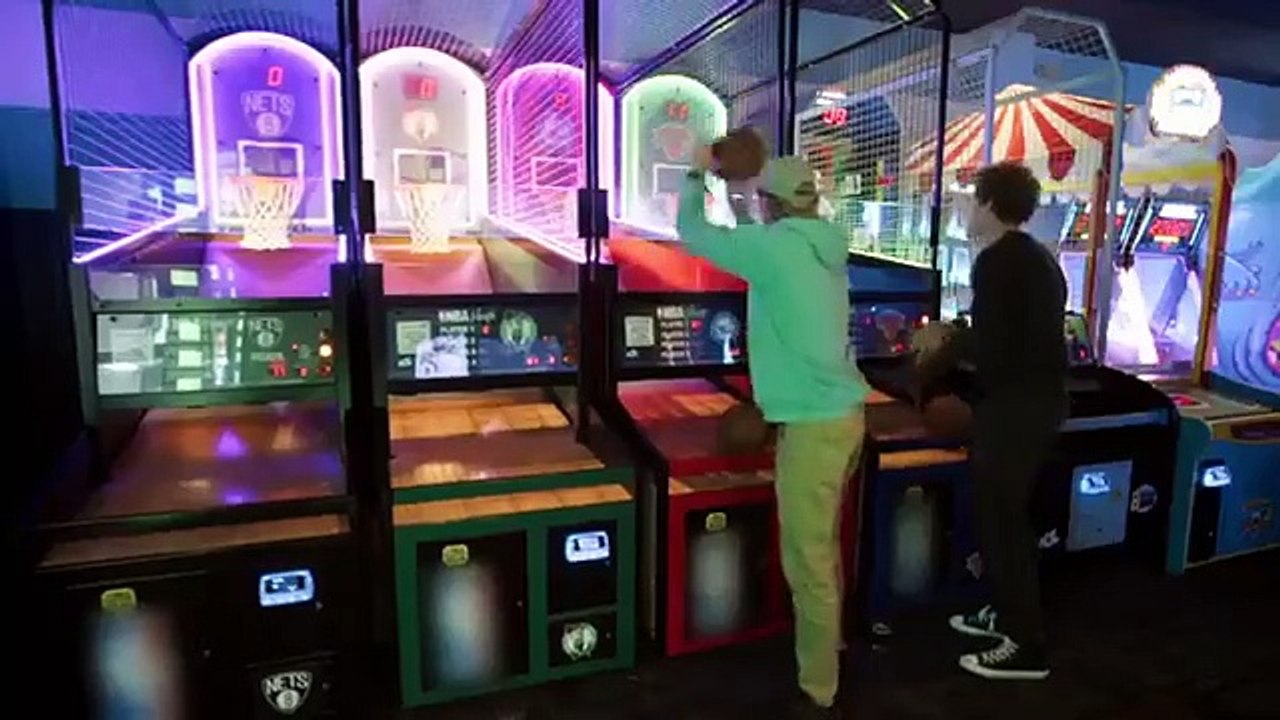 Undercover Boss (US) - Se10 - Ep06 - Bowlero HD Watch HD Deutsch