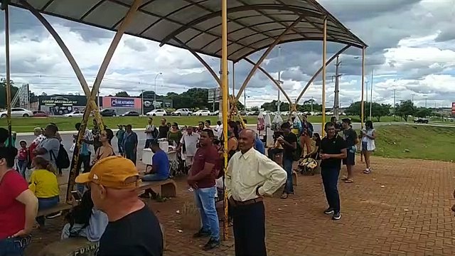 Ponto de ônibus no Novo Gama cheio com pessoas que aguardam, em média, mais de 1 hora por um ônibus