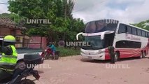 Buses con policías del interior cruzan los cercos para instalarse en la capital cruceña