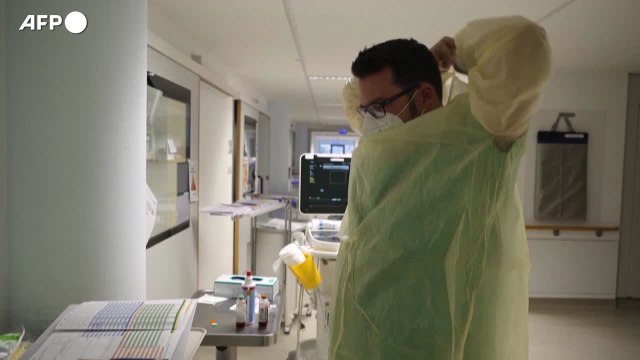 Covid, medici contro lo stop alle mascherine negli ospedali: Troppi rischi