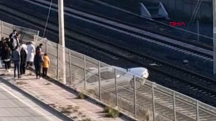 OTOMOBİL RAYLARIN ÜZERİNE DÜŞTÜ; TREN SEFERLERİ DURDU
