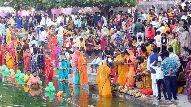 video 36 घंटे निर्जला व्रत रखकर महिलाओं ने डूबते हुए सूरज को दिया अघ्र्य