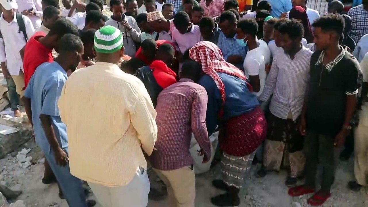 Al menos 100 muertos en doble atentado con coches bomba en Somalia