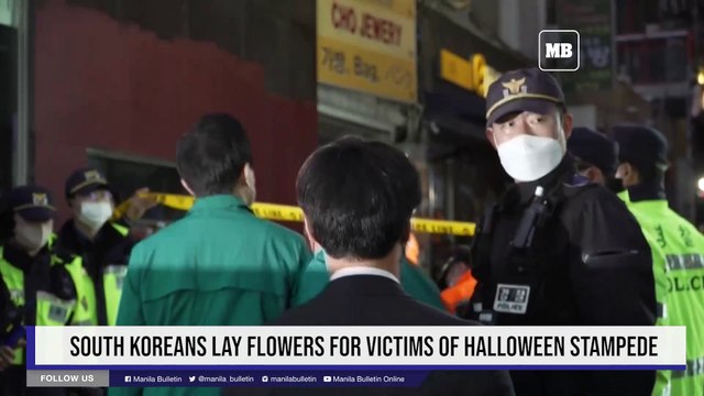 South Koreans lay flowers for victims of Halloween stampede
