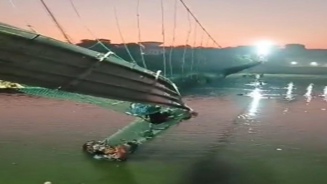 Morbi Bridge Collapsed: Gujarat के मोर्बी में गिरा पुल, 60 लोगो की मौत 400 लोग नदी में गिरे| Rescue