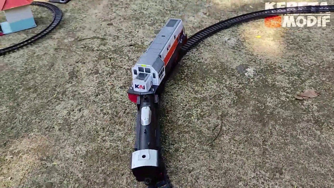 Drama Kereta Api Tabrakan dan Anjlok Dari Rel, Menemukan dan Merakit Kereta Api CC 201, RailKing