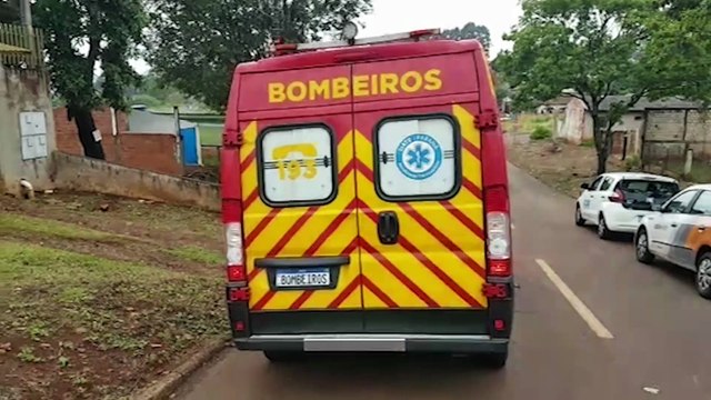 Socorristas atendem idosa que se engasgou com um pedaço de carne