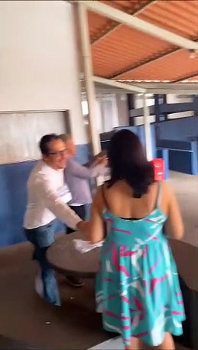 “Exerci minha cidadania linda e plena”, diz recém-casada que foi votar vestida de noiva