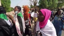 السودانيون يطالبون بحكم مدني والشرطة ترد على المتظاهرين بالغاز المسيل للدموع