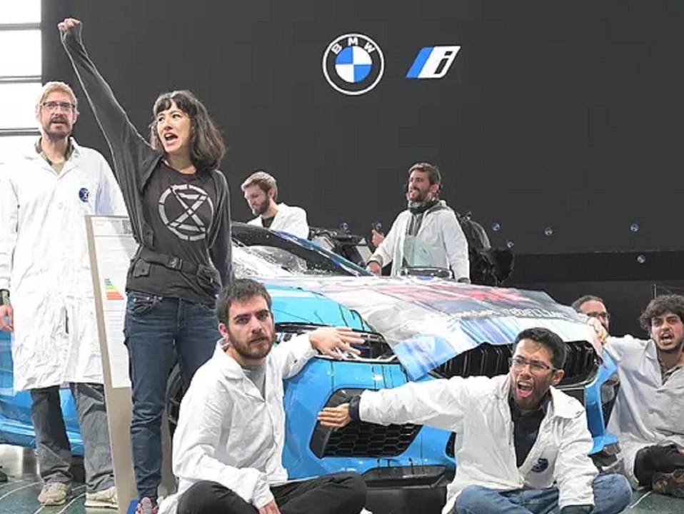Münchner BMW-Welt: Klima-Aktivisten kleben sich an Auto fest
