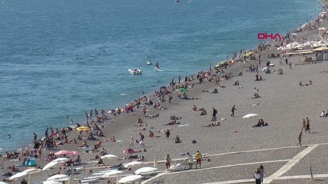 ANTALYA'DA HAVA VE DENİZ SUYU EŞİTLENİNCE SAHİLE AKIN ETTİLER