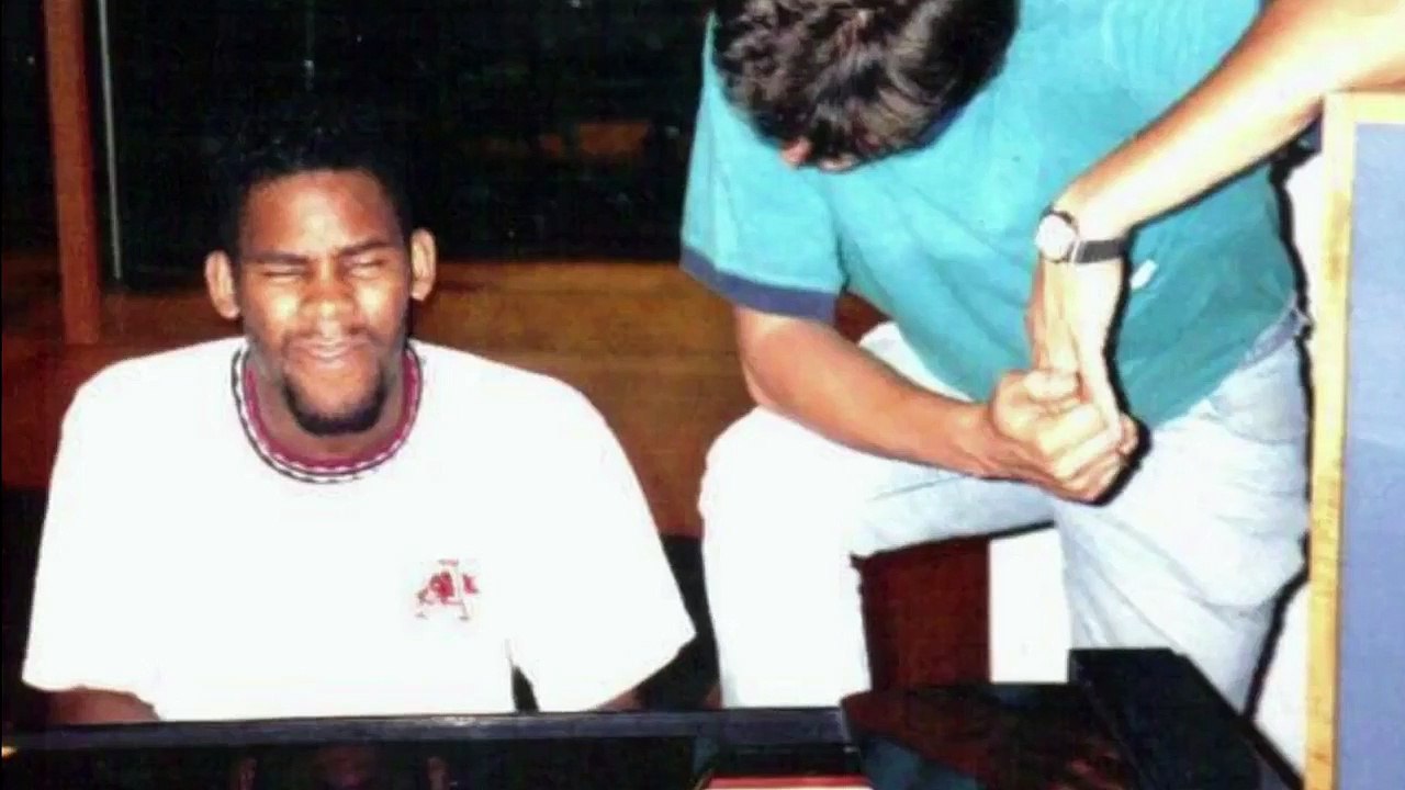 Surviving R. Kelly - Se1 - Ep01 - The Pied Piper of R$$B HD Watch HD Deutsch