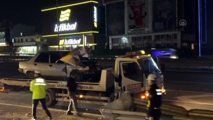 Bariyerlere çarpan otomobildeki 2 kişi yaralandı