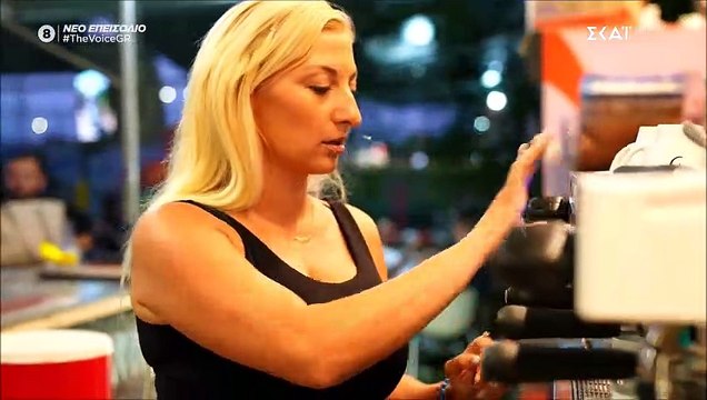 The Voice: Γνωστή παρουσιάστρια τραγούδησε αλλά δεν γύρισε κανείς