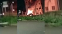 Veículo fica destruído ao ser consumido por fogo no Riviera