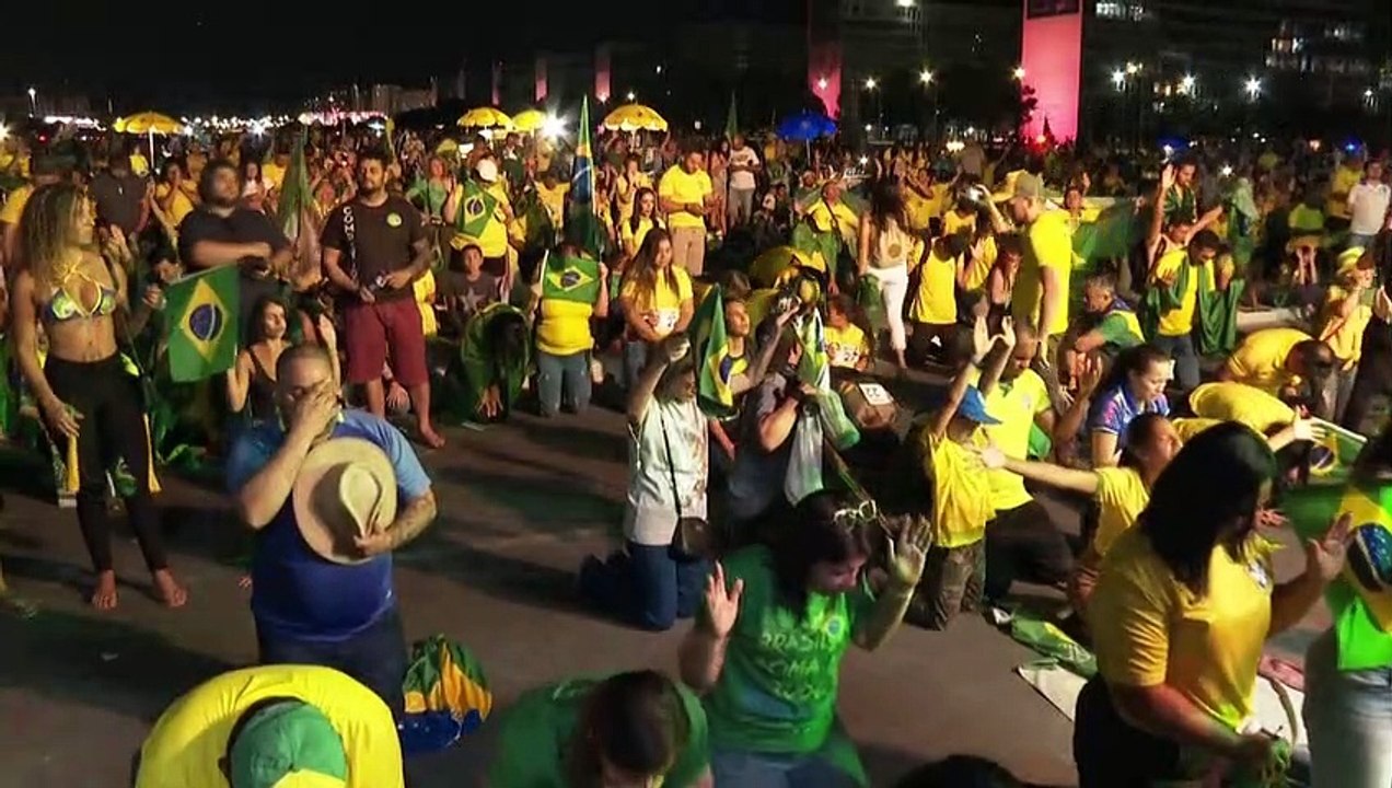 Eleitores de Bolsonaro choram