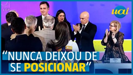 Скачать видео: Moraes agradece Pacheco, que é aplaudido de pé no TSE