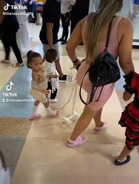 Disfrazan a niña de mujer recién operada y causa polemica en redes sociales