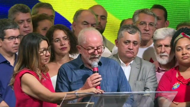 Lula pede 'paz e unidade' após ser eleito presidente