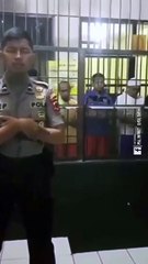 Seorang Polisi Jadi Imam bagi Narapidana di Penjara