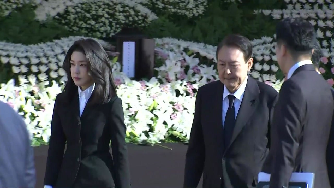 尹 대통령 부부, '이태원 참사' 합동분향소 찾아 조문 / YTN