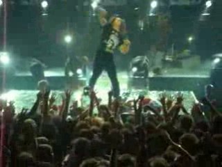 Tokio Hotel 14mars Georg balance sa serviette x)