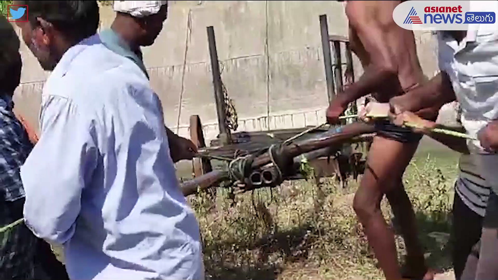 కరీంనగర్ లో విషాదం ... రైతును బలితీసుకున్న జోడెడ్లు