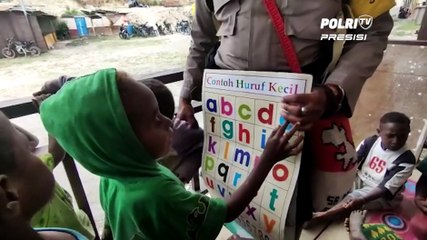 Jadi Guru, Polisi di Intan Jaya Ajari Baca Tulis