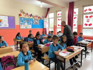 Öğretmen baba, müdür yardımcısı kızı ile aynı okulda görev yapıyor