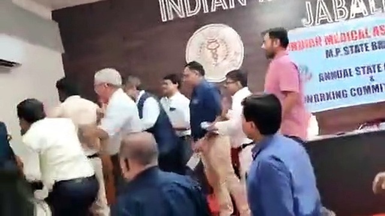 IMA Meeting: जबलपुर में इंडियन मेडिकल एसोसिएशन की बैठक में भिड़े डॉक्टर, लात-जूते चले, जमकर मारपीट हुई