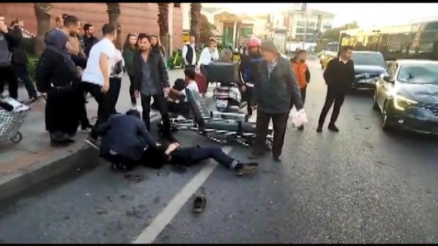 YOLUN KARŞISINA KOŞARAK GEÇMEYE ÇALIŞAN YAYALARA OTOMOBİL ÇARPTI